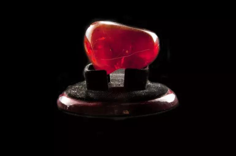 蜜蜡鸡油黄的好还是骨瓷白的好,琥珀蜜蜡鸡油黄好还是带红皮的好