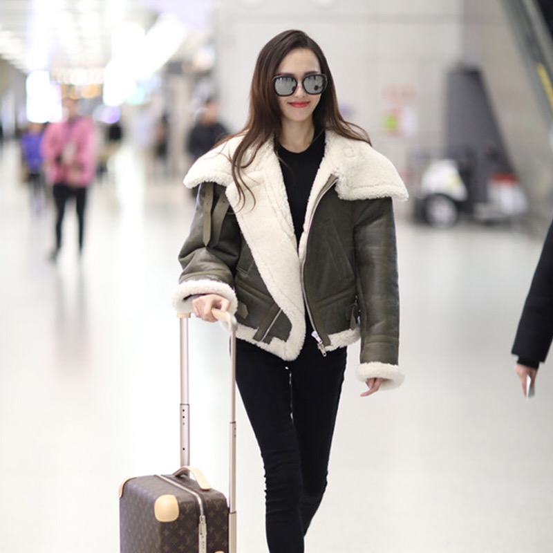 羊羔毛修身机车外套怎么搭配 (羊羔绒鹿皮绒机车服外套搭配)