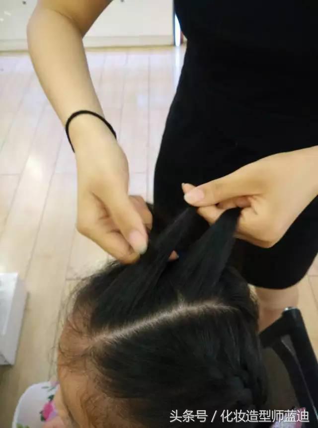 编发教程拉拉队,三股瀑布辫编发步骤图解