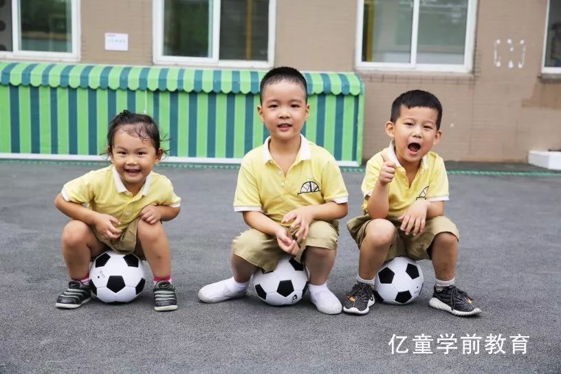 幼儿园有趣的老师与孩子的游戏,4-6岁足球启蒙小游戏