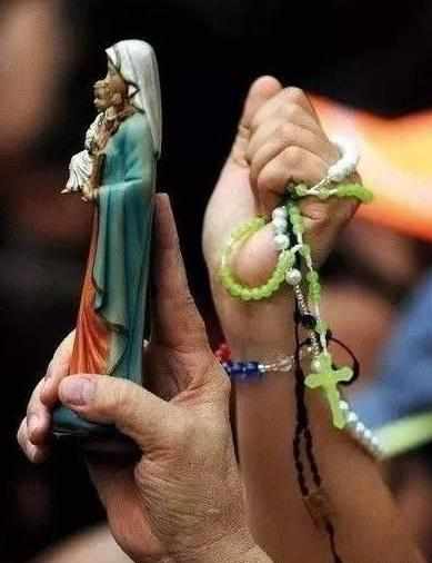 梅西被送生日礼物,梅西被记者送红绳