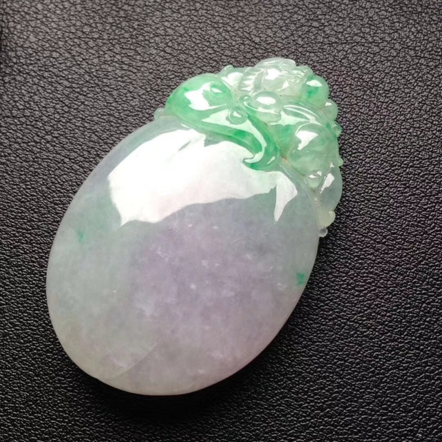 女人戴什么样式的黄金吊坠寓意好,项链吊坠款式是花形代表什么寓意