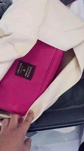 美女血拼五个Coach包带回国,然而,打开行李的一瞬间,啥都没了