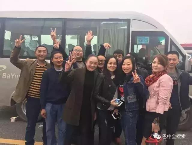 这17个巴中人真胆大！众筹买体彩中壕奖包车上成都露真容领走1040万