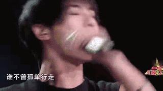 华晨宇的手有多好看,华晨宇的手放在哪里