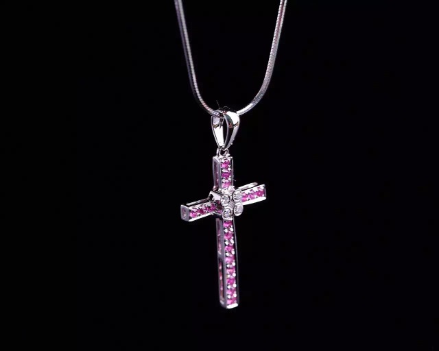 女人戴什么样式的黄金吊坠寓意好,项链吊坠款式是花形代表什么寓意