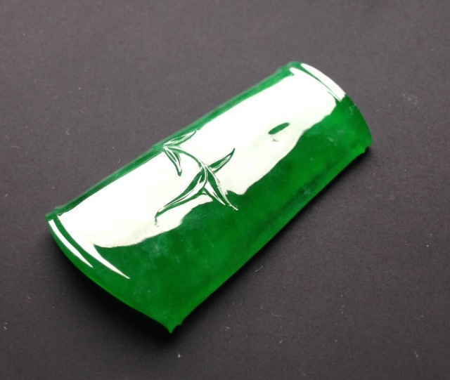 女人戴什么样式的黄金吊坠寓意好,项链吊坠款式是花形代表什么寓意