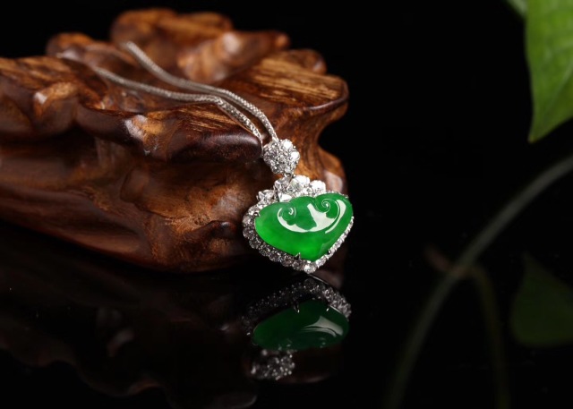 女人戴什么样式的黄金吊坠寓意好,项链吊坠款式是花形代表什么寓意