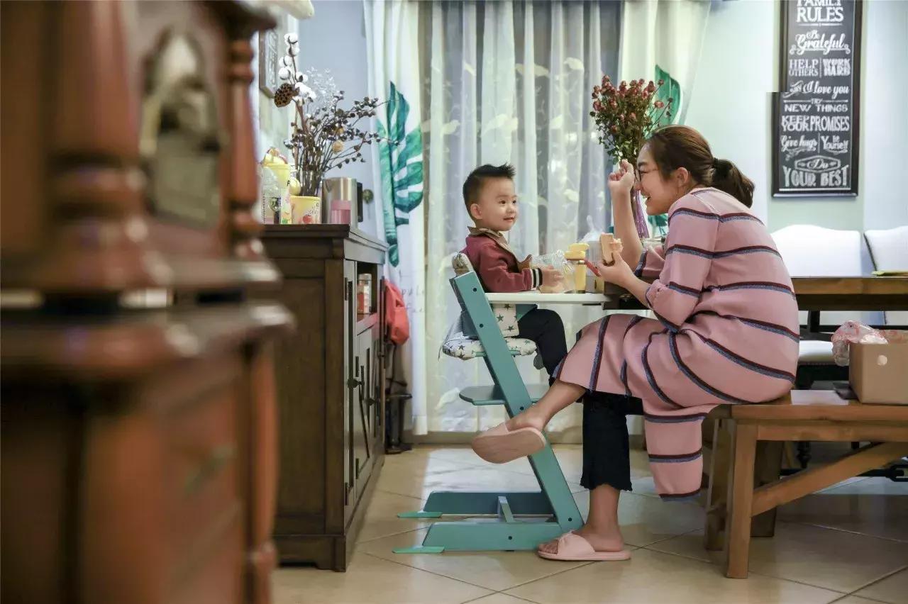 郑州耿直大妞美国开店，包下机舱，签了48个世界知名母婴品牌代理