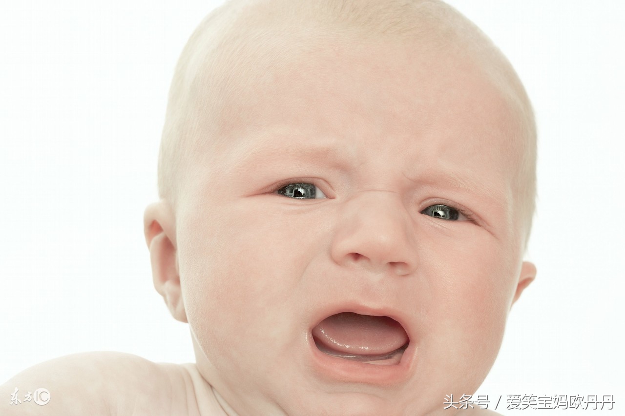 婴儿眼屎多总是糊住眼睛睁不开,婴儿眼屎黄粘稠睁不开用湿巾擦