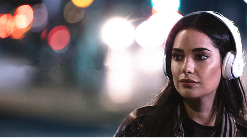 想要时尚跟着潮流走,潮流穿搭戴有线耳机