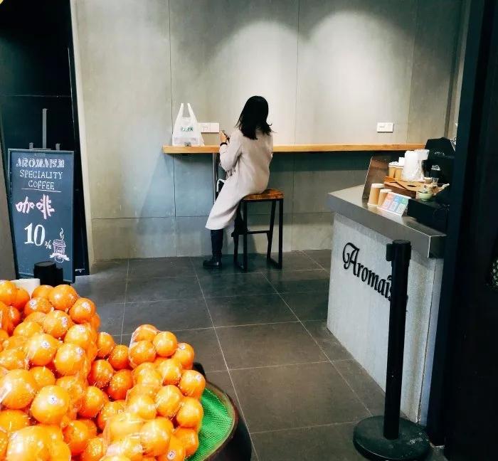水果店咖啡、菜场咖啡、看魔都这些小窗咖啡店肉搏星爸爸！