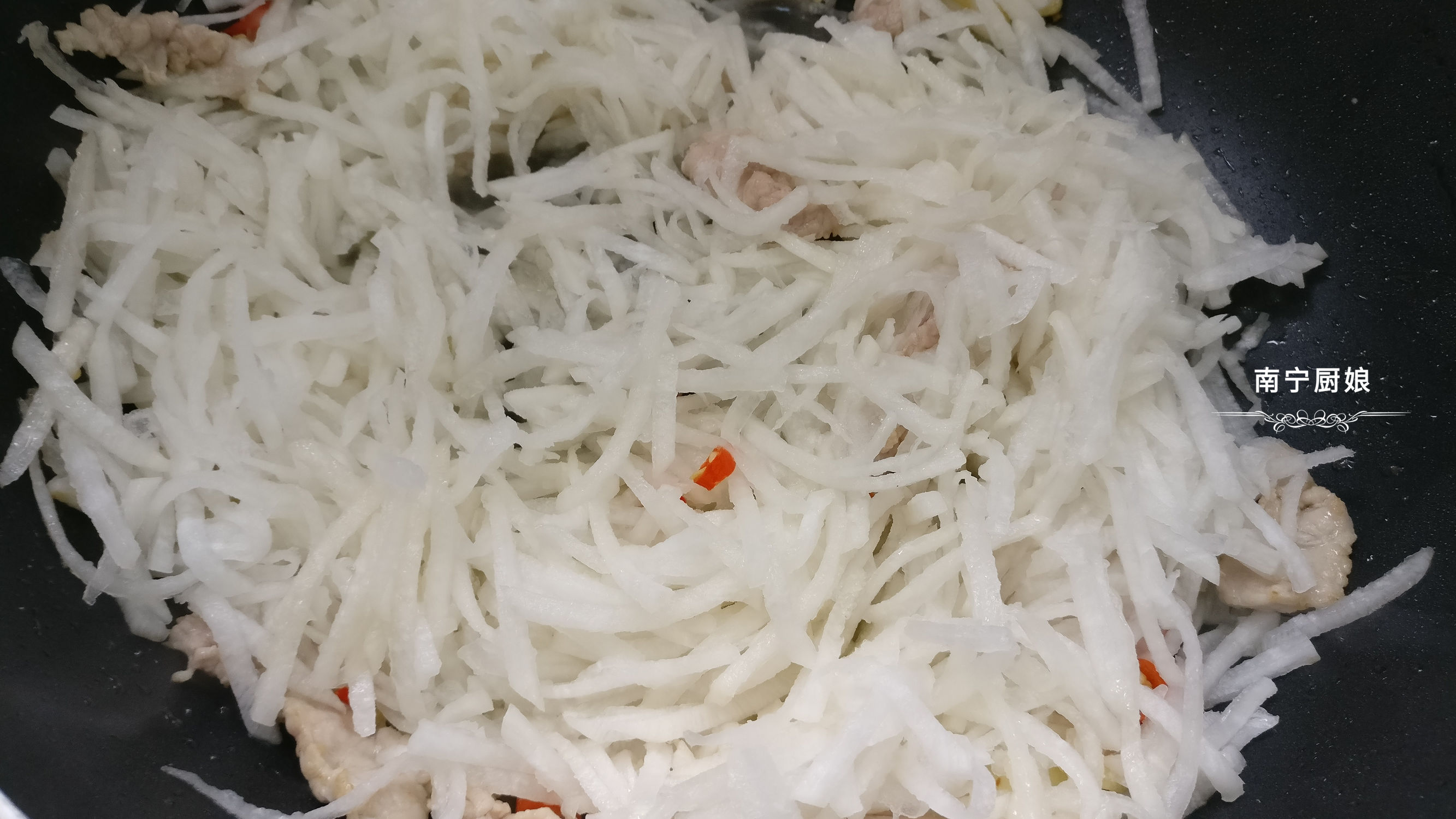 冬天干燥嘴唇容易开裂出血，常吃这蔬菜可有效缓解，好吃还不贵！