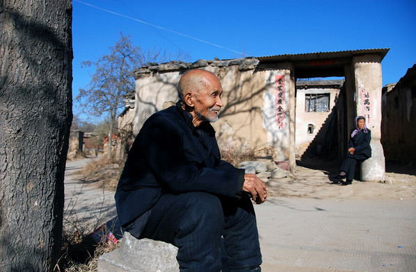 老人总说腰有东西绑住,乡下老人用绳子系裤腰带