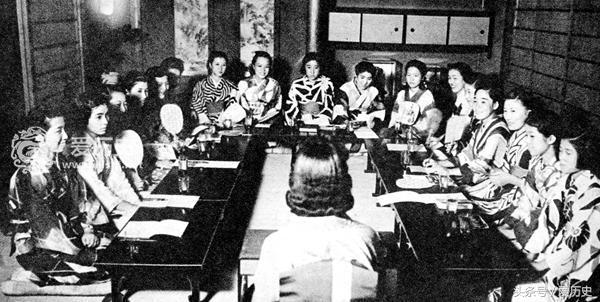 战时狂热的日本女子青年团把青春一心一意献给了侵略