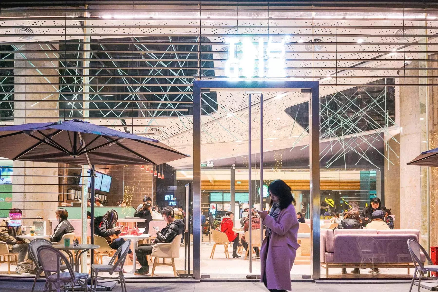 广州奶茶店被挤爆,奶茶店被挤爆