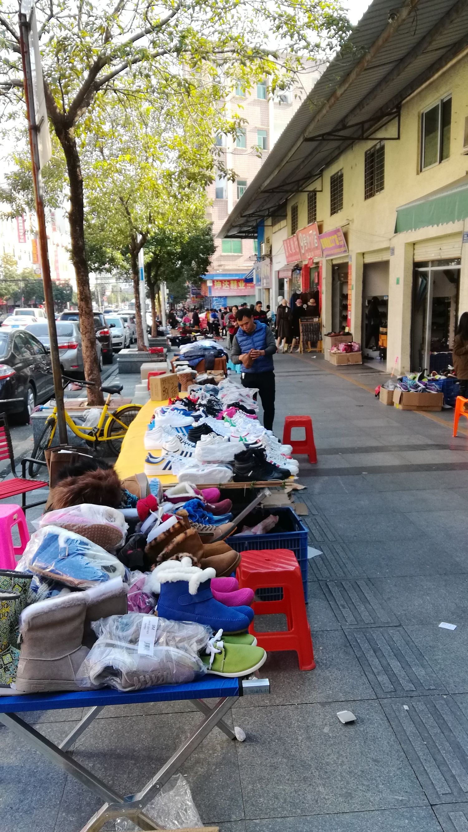 中国最大鞋服基地在哪里,中国最大的外贸服装批发市场