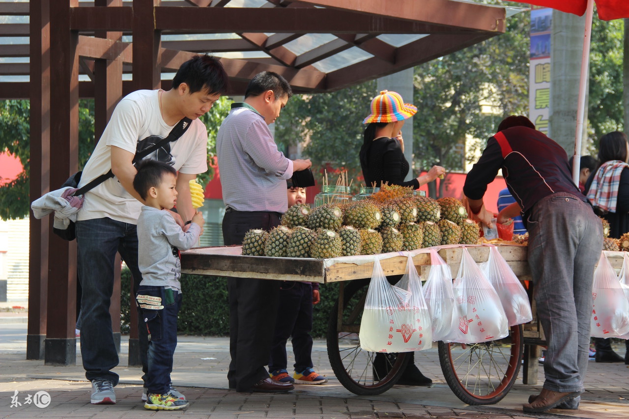 菠萝要用盐水泡多长时间才能吃,为什么菠萝要放在盐水里面泡一下