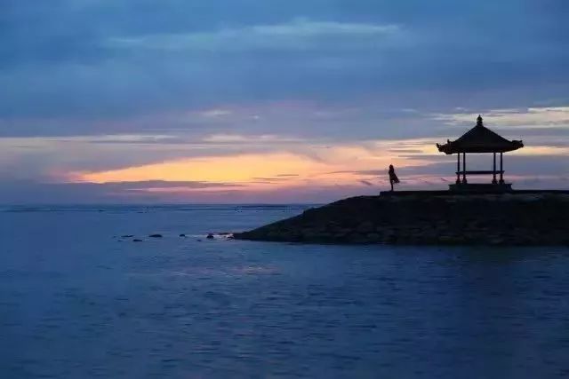 在全球最美夕阳面前，一口喝下巴厘岛的限量蓝！