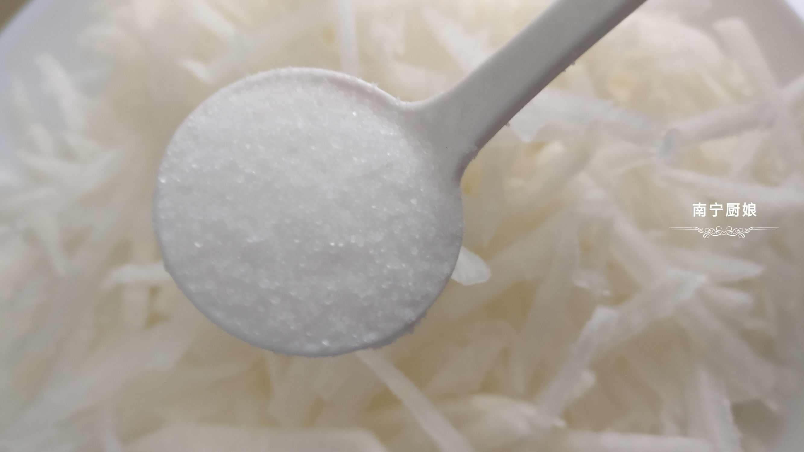 冬天干燥嘴唇容易开裂出血，常吃这蔬菜可有效缓解，好吃还不贵！