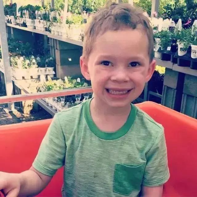 在全球最美夕阳面前，一口喝下巴厘岛的限量蓝！