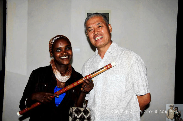 这个市场有意思：理发8元，上网一小时35元，卖花生米用瓶盖