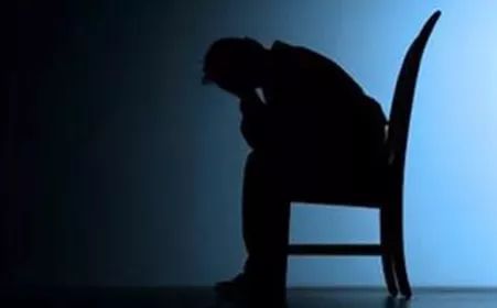 这是个什么情况？年轻小伙抱着牛奶狂喝不停？