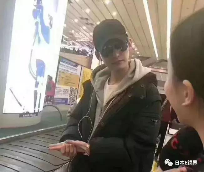 张翰过关被误认作代购，遭开箱检查！