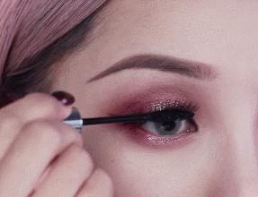 日本发明了发光睫毛，化了这款眼妆同样可以闪闪发亮