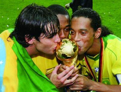 不变的小罗!用足球“整容”成功的男人