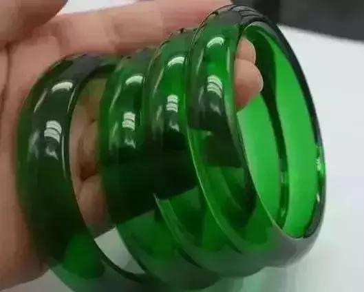 会不会感觉被骗？传说价值2亿的“翡翠佛像”,原来是天然玻璃！