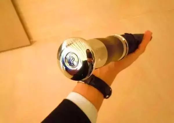 几百上千万买的豪华车，你以为只有裸车？这些赠品能换一辆奔驰！