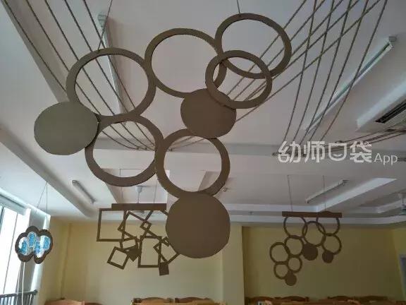 幼儿园废旧纸箱走廊环创吊饰双面,用废旧物品做关于冬天的手工吊饰