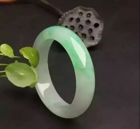 糯种翡翠顶尖叶子,糯种翡翠硬度怎么样啊