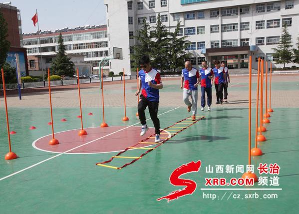 小学足球公开课热身活动,足球公开课放松活动