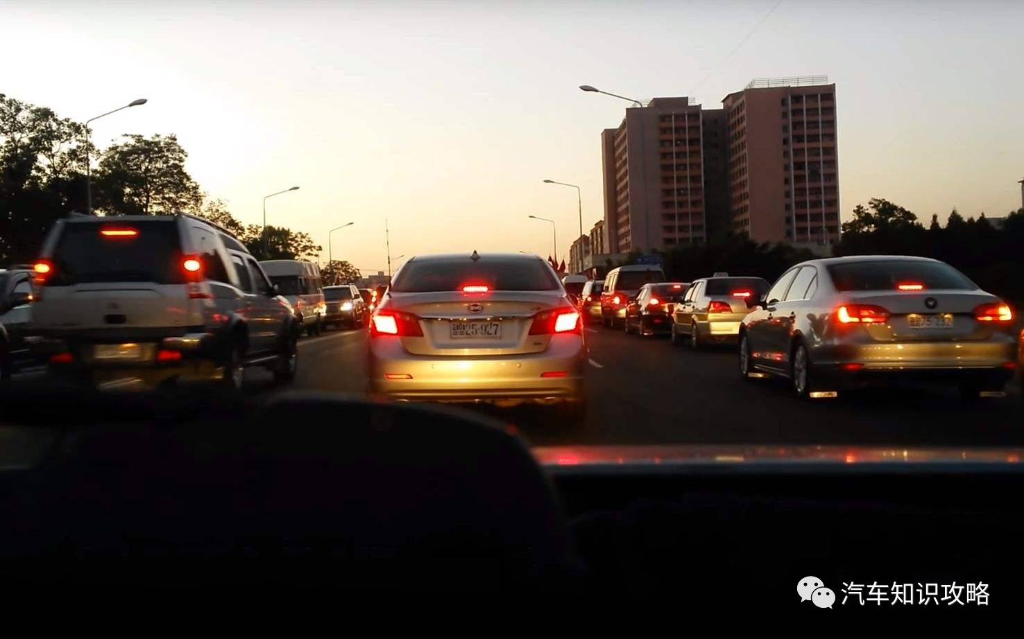 汽车油箱显示油量原理,汽车仪表盘显示发动机油量不足