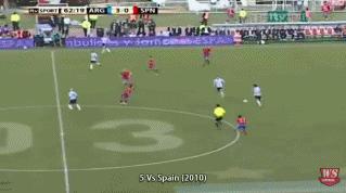 19岁的梅西给足坛带来的震撼,梅西的高光时刻人缝1v3无解过人