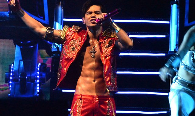 周杰伦发福照片网友求别喝奶茶,周杰伦喝奶茶变胖了