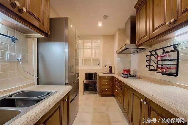 走道面积很浪费，我突发奇想把衣帽间打在走廊上，邻居都赞不绝口