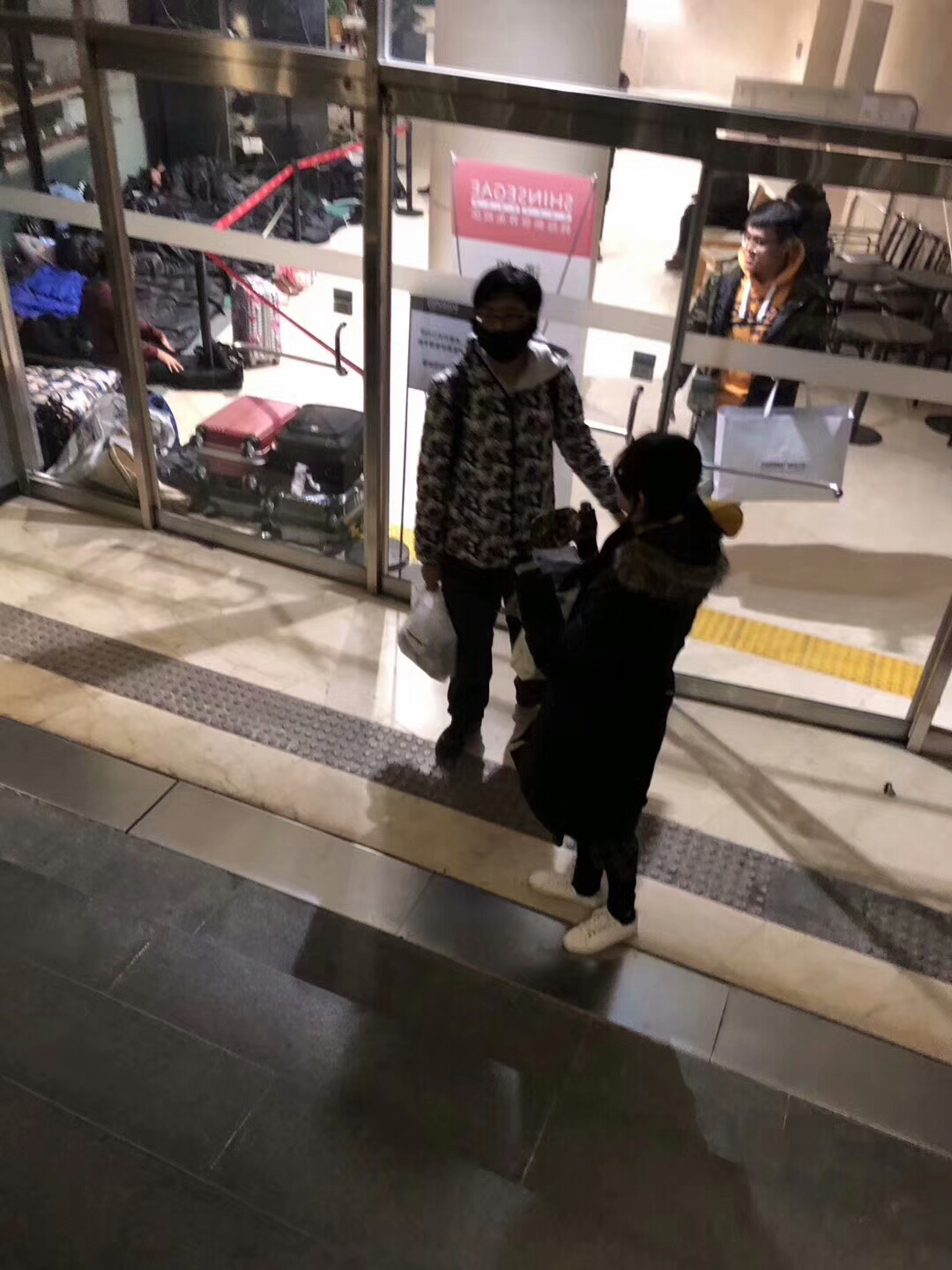 中国游客时隔9月再现韩国免税店,韩国免税店中国游客抢购