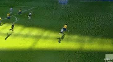 19岁的梅西给足坛带来的震撼,梅西的高光时刻人缝1v3无解过人