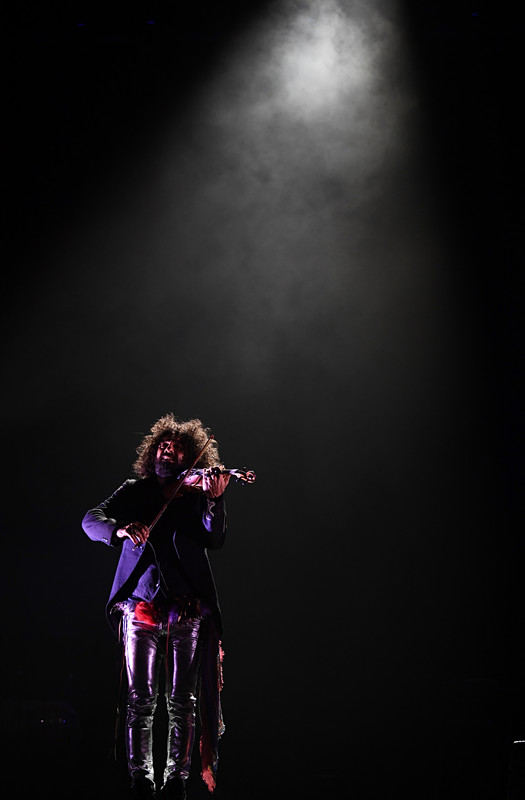 组图“琴魔”艾拉马立肯疯狂炫酷拉！拉！拉！跑跳跪走样样有