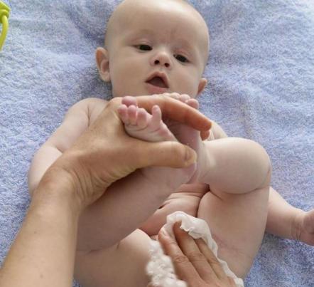 孩子屁股老有尿骚味,孩子身上尿骚味