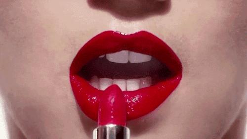 樱桃嘴和香肠嘴怎么涂口红,口红的正确涂法上嘴唇不明显