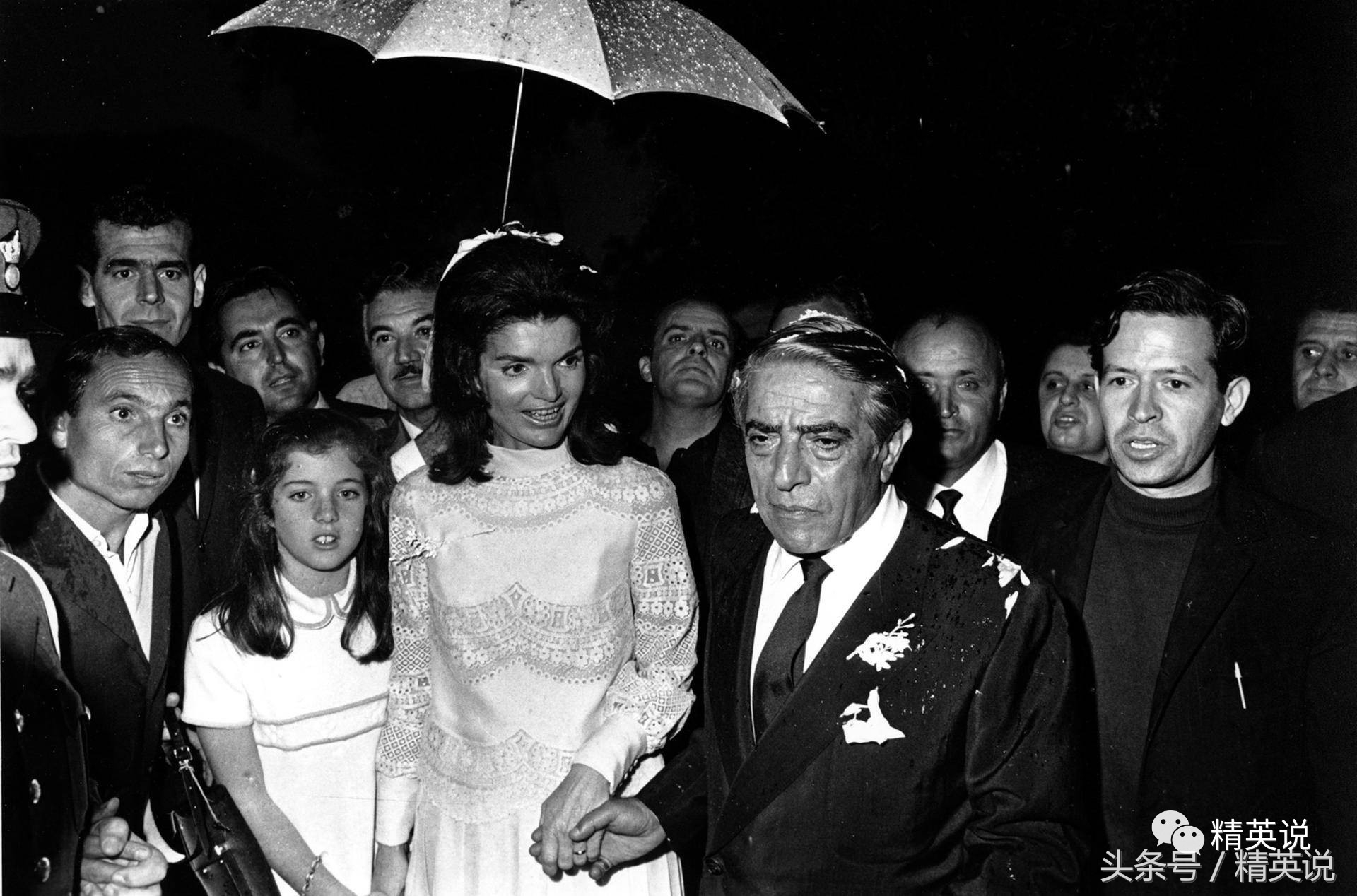 嫁给总统却目睹丈夫被杀，嫁给首富再度守寡，涅槃后的她更传奇