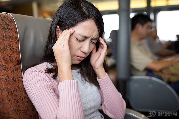 眼皮为啥右眼跳有时还左眼跳,左眼跳财右眼跳灾为什么眼皮会跳