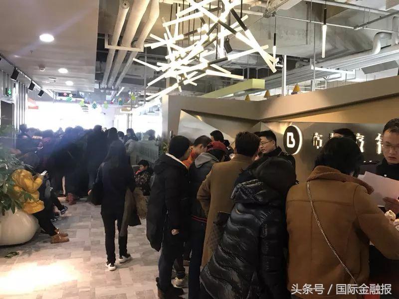 独家！拖欠退款引爆挤兑危机，布拉旅行遭数百位消费者“围堵”