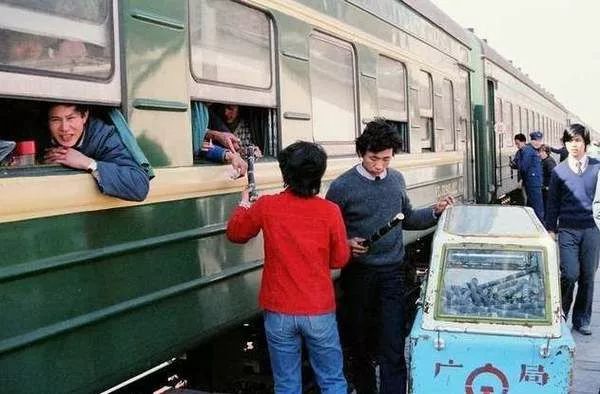 那时候妈妈坐在缝纫机前做针线活咔嗒咔嗒的声音可好听了六零芳华