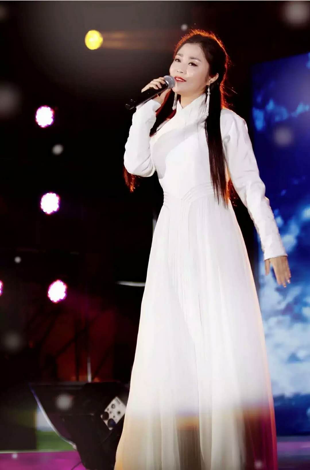 2018年女歌手乌兰娜单曲《一带一路》火爆全网，霸占音乐榜首！