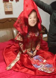 每日十笑图：一股妖风掀起了我的莲花裙